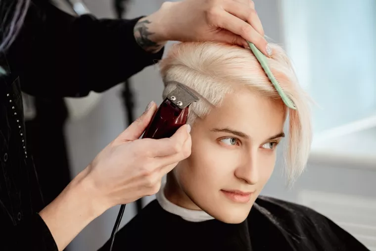 Où prendre rendez-vous pour une coupe garçonne sur cheveux blonds pour adolescente ?, Saint-Denis, Carbozo Coiffure