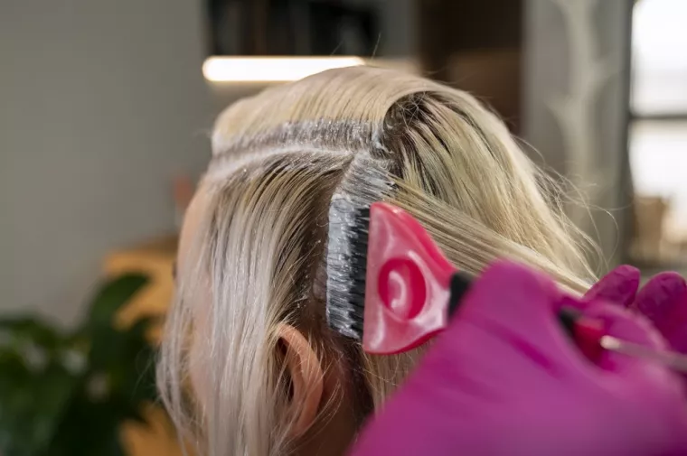 Est-ce que l'application d'une couleur sur cheveux décolorés peut casser le cheveux ?, Saint-Denis, Carbozo Coiffure