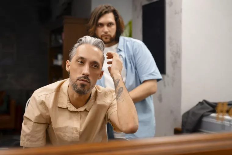 Appliquer une couleur et patine sur cheveux courts pour homme à Saint-Denis, Saint-Denis, Carbozo Coiffure