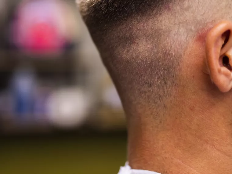 Prendre rendez-vous pour une buzzcut et dégradé haut, Saint-Denis, Carbozo Coiffure